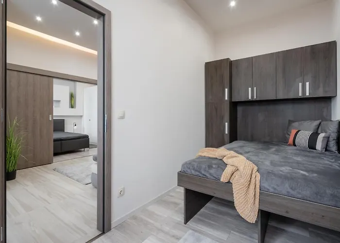 Modern Side By Side Near The Synagogue Daire *