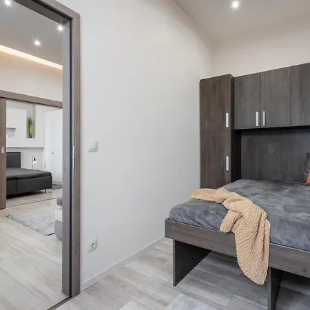 Modern Side By Side Near The Synagogue Daire *