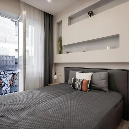 Modern Side By Side Near The Synagogue Budapeşte