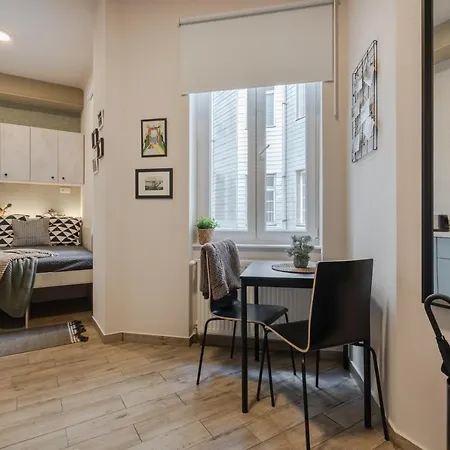 Modern Side By Side Near The Synagogue Budapeşte